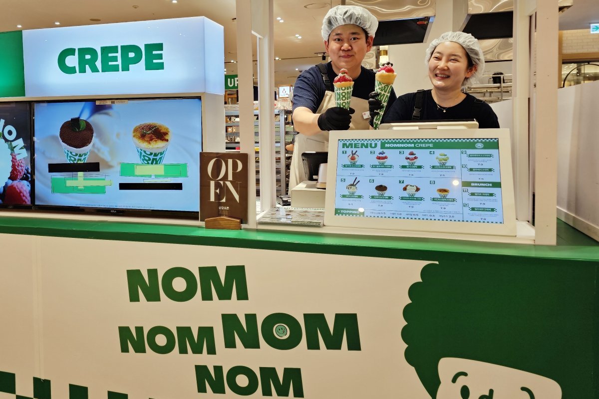 신세계 센텀시티 지하 1층에 위치한 ‘놈놈크레페’ 팝업매장에서 직원들이 제품을 들고 기념촬영을 하고 있다. 사진제공ㅣ신세계 센텀시티