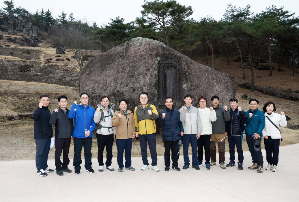 구복규 화순군수와 강기정 광주광역시장이 관계자들과 지난 18일 유네스코 세계문화유산 화순 고인돌 유적지를 방문한 모습. 사진제공ㅣ화순군