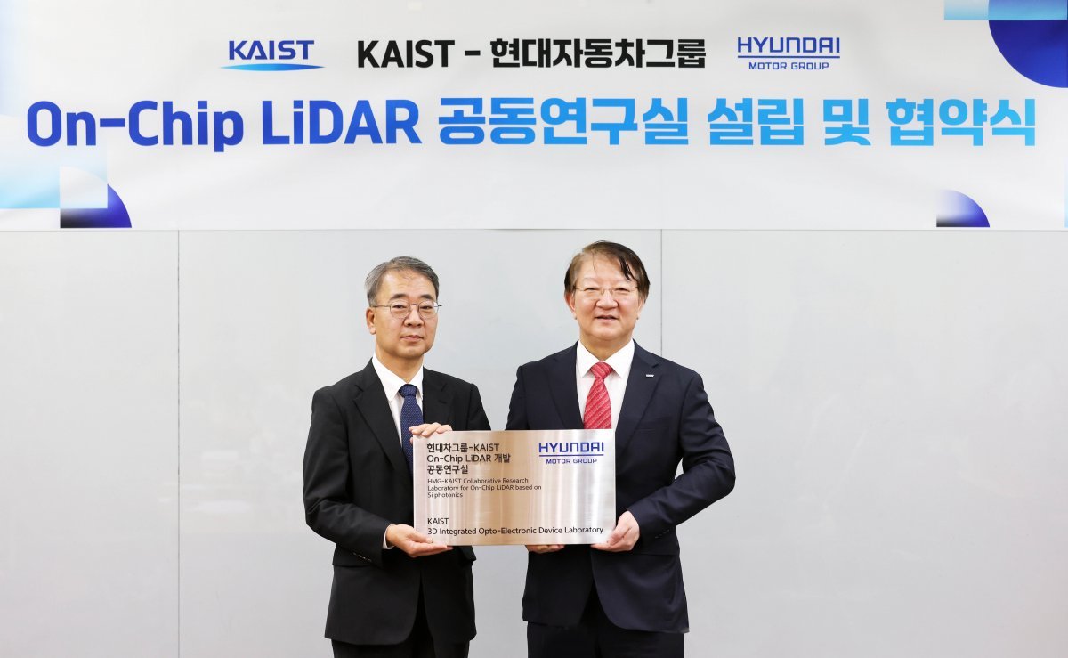 KAIST 대전 본원에서 열린 공동연구실 현판 전달식. 현대차 선행기술원장 이종수 부사장(왼쪽), KAIST 이상엽 연구부총장. 사진제공｜현대차