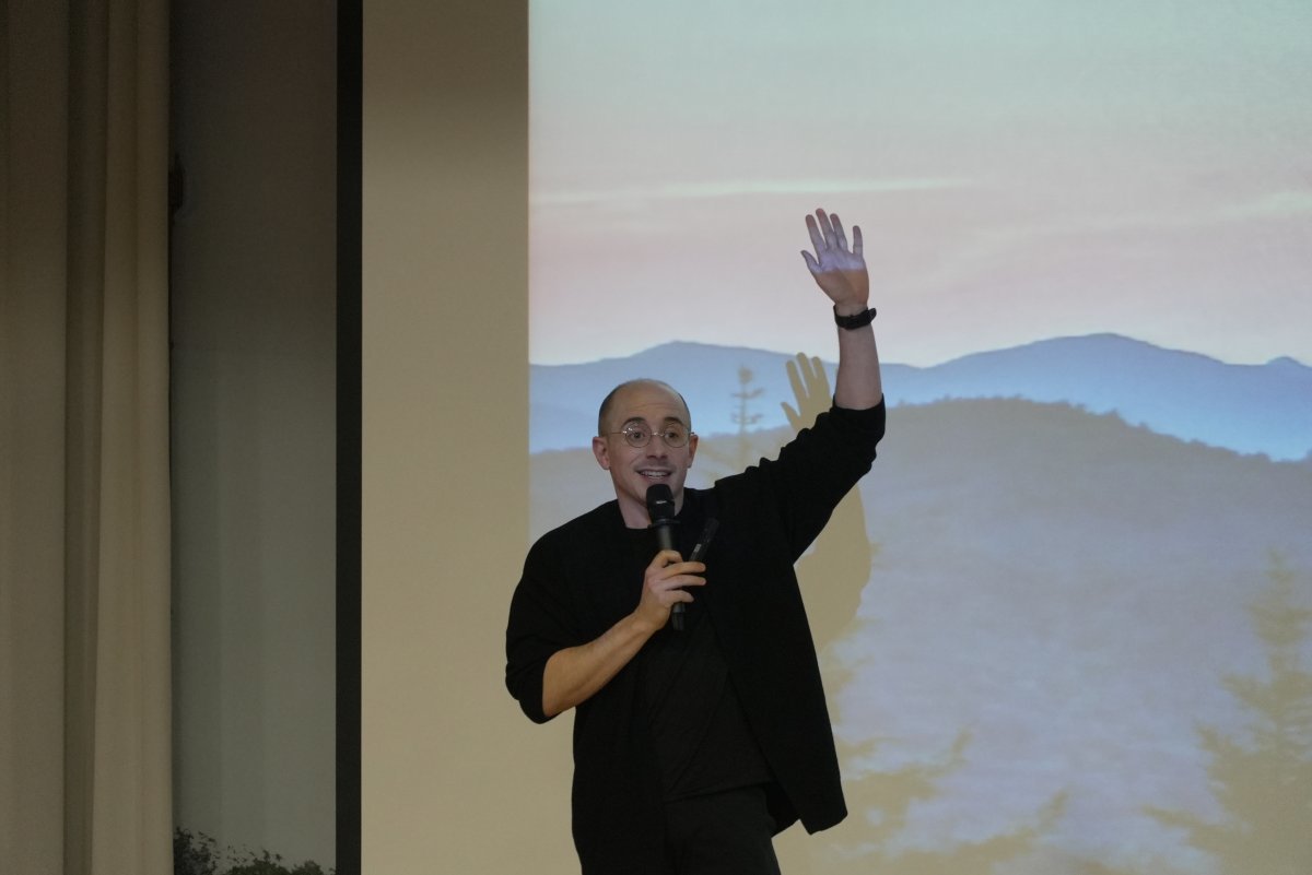 부산시교육청이 21일 오후 시교육청 대강당에서 직장교육을 운영한 가운데 방송인 ‘타일러 라쉬’가 ‘기후 위기-내 삶, 내 사람의 위기’를 주제로 강연하고 있다. 사진제공ㅣ부산시교육청