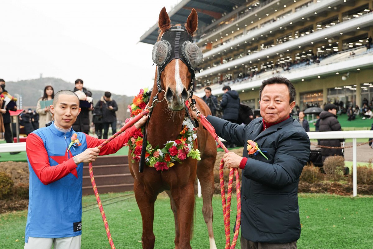 올해 첫 대상경주인 세계일보배에서 우승한 빅스고와 이동하 기수(왼쪽), 우창구 조교사. 사진제공｜한국마사회