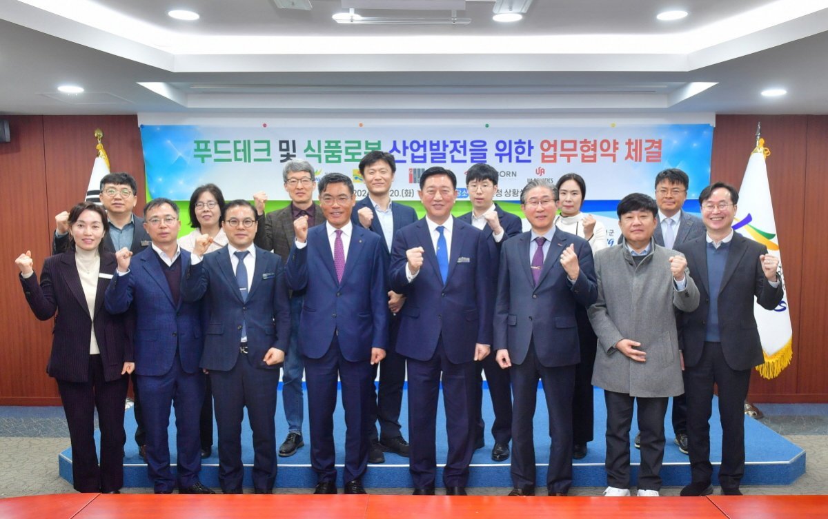 장성군이 지난 20일 군청 상황실에서 전라남도, 광주과학기술원, 농협중앙회 장성군지부, ㈜더본코리아, ㈜유에이로보틱스와 ‘푸드테크 산업’ 육성을 위한 다자간 업무협약을 체결했다. 사진제공ㅣ장성군