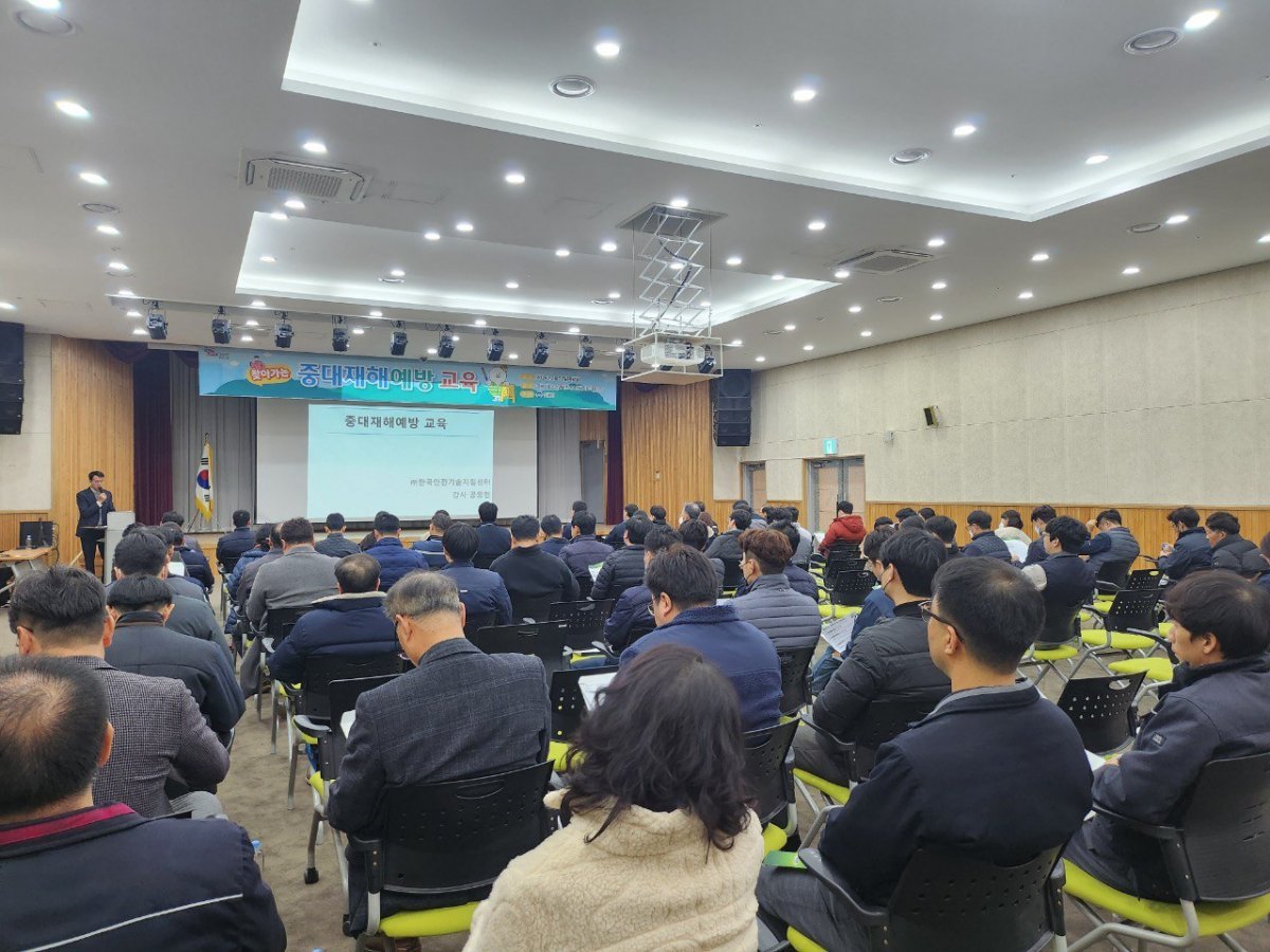 김해시가 지난 22일 시청에서 이시우 김해시지속가능발전협의회 상임회장을 비롯한 협의회 위원 60여명과 홍 시장, 류명열 김해시의회
 의장이 참석한 가운데 ‘김해시지속가능발전협의회 2024년 정기총회’를 진행하고 있다. 사진제공ㅣ김해시