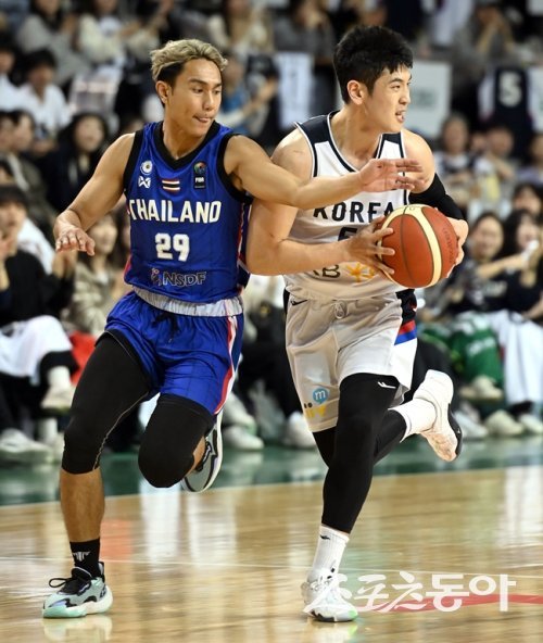 대한민국 농구대표팀이 25일 원주종합체육관에서 태국과 국제농구연맹(FIBA) 제다 아시아컵 2025 예선 홈 2차전을 가졌다. 
한국 변준형이 태국 타카민 시리자리야폰의 수비를 피해 패스를 하고 있다. 원주 | 김종원 기자 won@donga.com