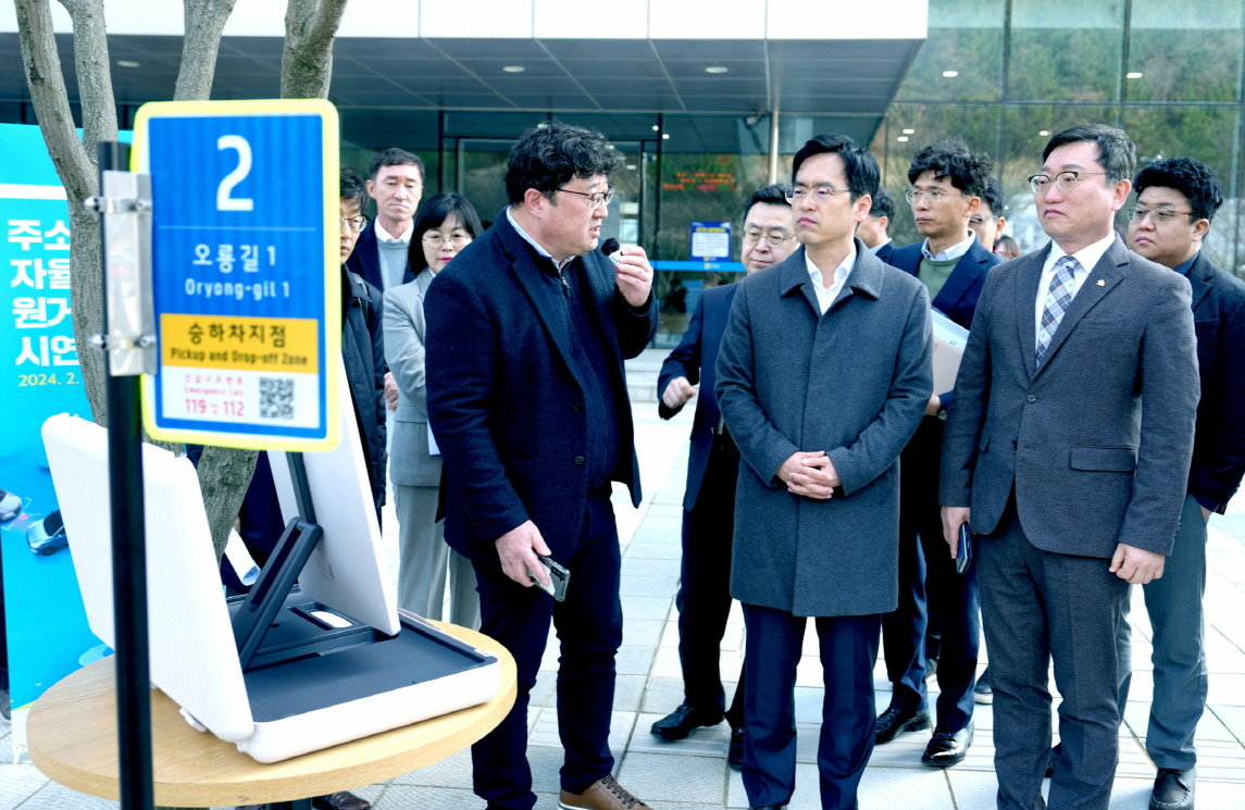 전라남도가 지난 26일 도청 의회동과 윤선도홀에서 ‘주소기반 자율주행차 원거리 주차 시범사업 실증 시연회’를 개최했다. 사진제공ㅣ전남도