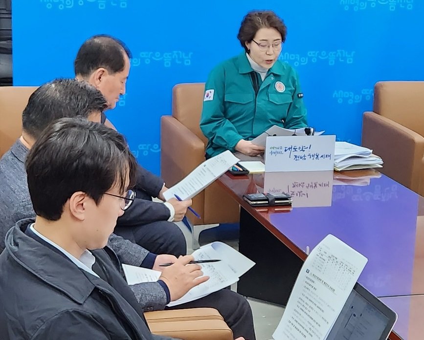 이상심 전라남도 보건복지국장이 27일 오전 기자간담회를 통해 의료공백을 최소화를 위한 비상진료 대응 방안을 설명하고 있다. 사진ㅣ양은주 기자