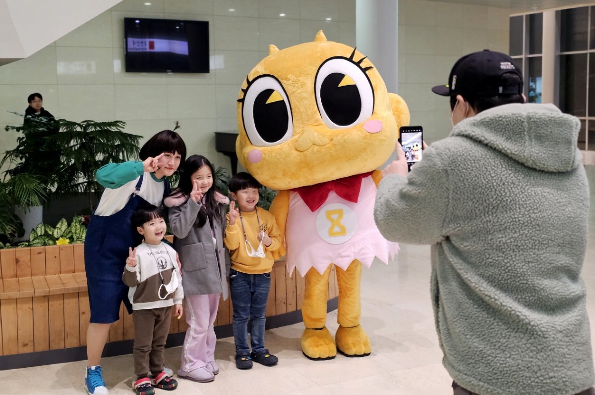 제52회 강진 청자축제에서 열린 신비아파트 공연 후 관람객들이 기념촬영을 하고 있는 모습. 사진제공ㅣ강진군