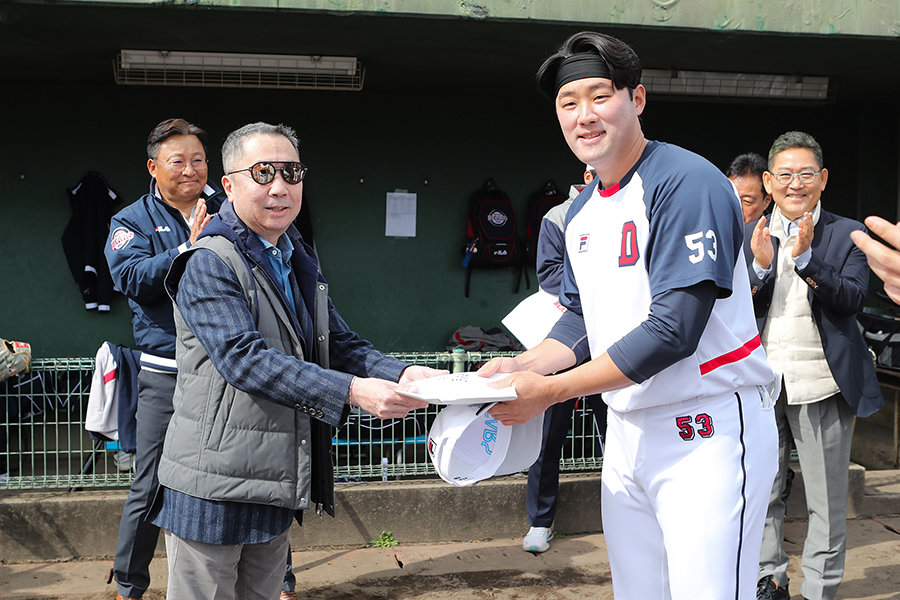 두산 박정원 구단주(왼쪽)가 28일 일본 미야자키 히사미네구장에서 훈련 중인 선수단을 방문해 격려했다. 박 구단주가 주장 양석환에게 격려금을 전달하고 있다. 사진제공｜두산 베어스