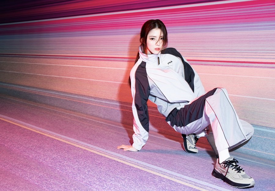 봄 시즌 캠페인 화보에서 자연스러우면서도 세련된 스포츠웨어를 선보인 한소희. 사진제공｜휠라