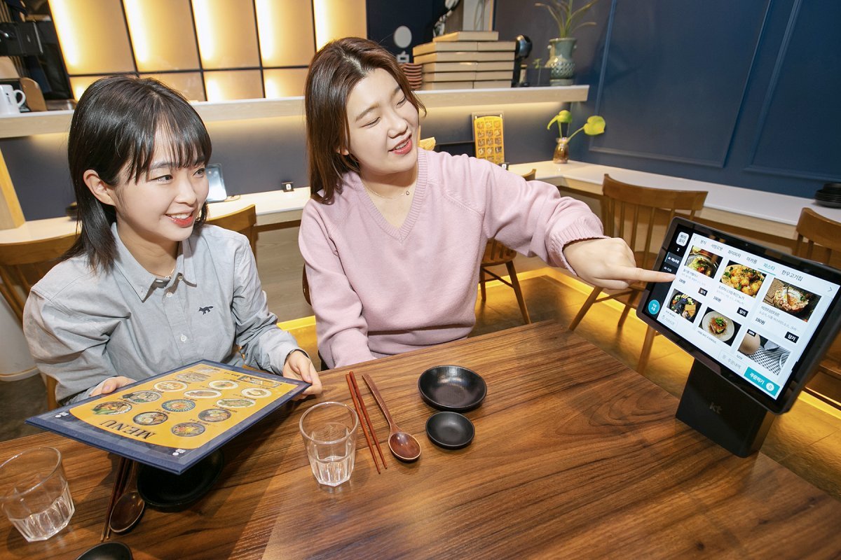 차세대 디자인을 적용한 KT 하이오더2 단말을 통해 주문하는 모습.  사진제공｜KT