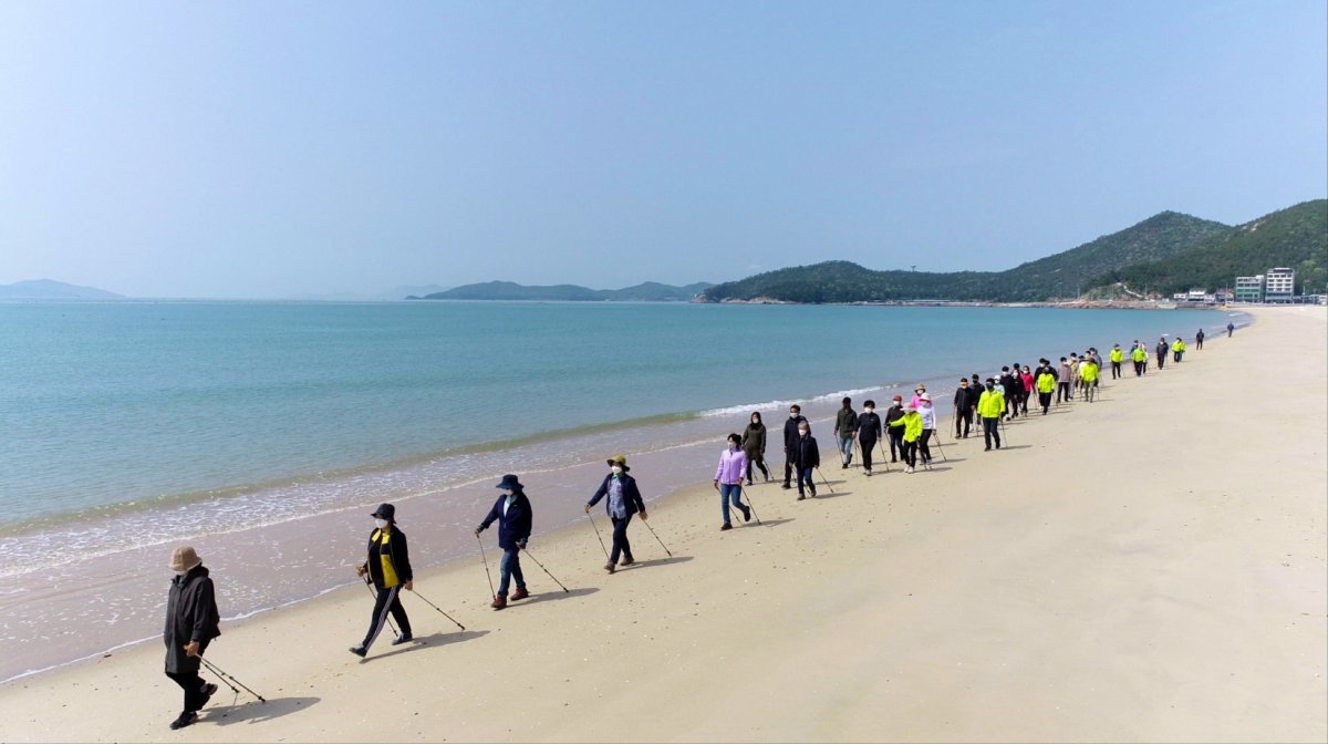 완도 해양기후치유센터 노르딕워킹 프로그램. 사진제공ㅣ완도군