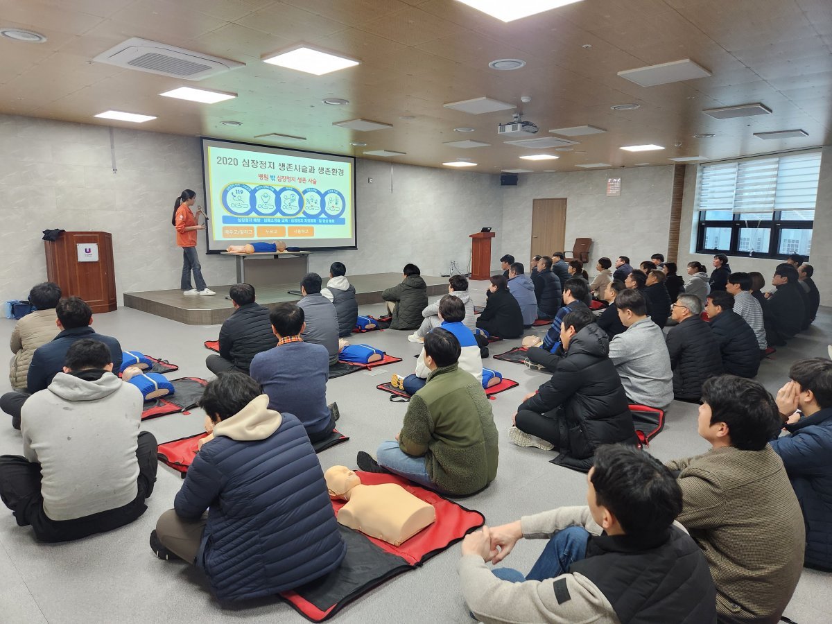 울산시설공단이 지난달 29일 공단 본부 공용회의실에서 공단 임직원을 대상으로 심폐소생술과 응급처치 교육을 진행한 가운데 임직원들이 교육을 듣고 있다. 사진제공ㅣ울산시설공단