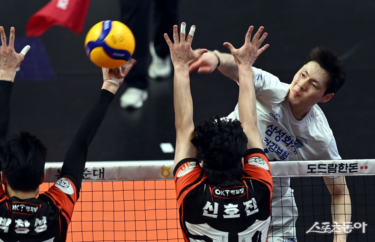 3일 경기도 안산상록수체육관에서 ‘2023-2024 도드람 V리그’ 안산 OK금융그룹과 대전 삼성화재의 남자부 경기가 열렸다. 
삼성화재 에디가 OK금융그룹 블로커를 피해 스파이크를 날리고 있다. 안산 | 김민성 기자 marineboy@donga.com
