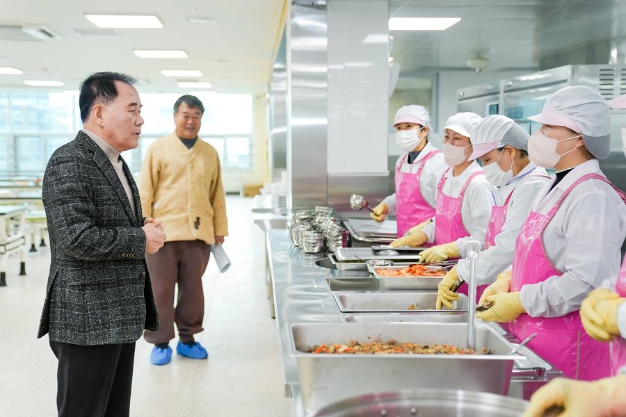 지난 3일 김지철 교육감이 신설 개교하는 당진 수청초의 급식실 방문해 개교 준비 상황을 점검하고 있다. 사진제공ㅣ충남교육청