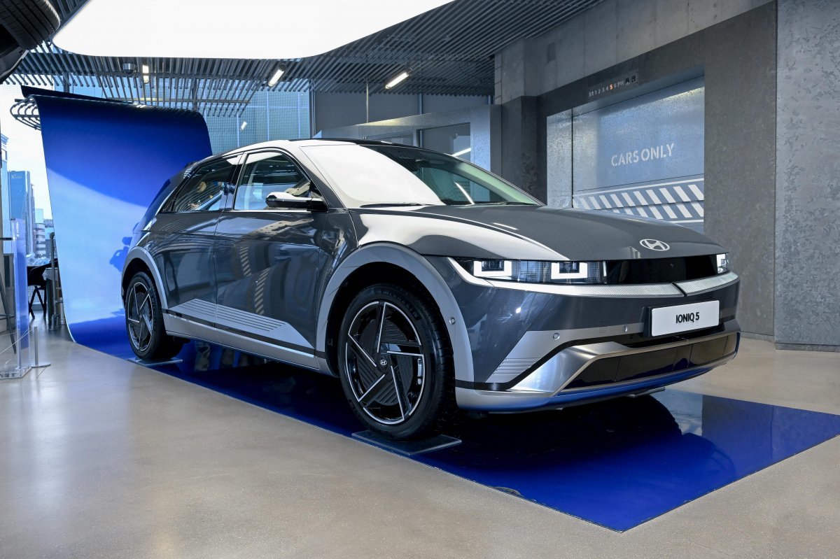 현대차 ‘더 뉴 아이오닉 5’는 84.0kWh의 4세대 배터리를 적용해 1회 충전 주행가능거리를 485km로 늘렸으며, 최신 인포테인먼트와 편의 사양을 대거 추가하고도 가격을 동결해 전체적인 상품성을 끌어올렸다. 사진제공｜현대차