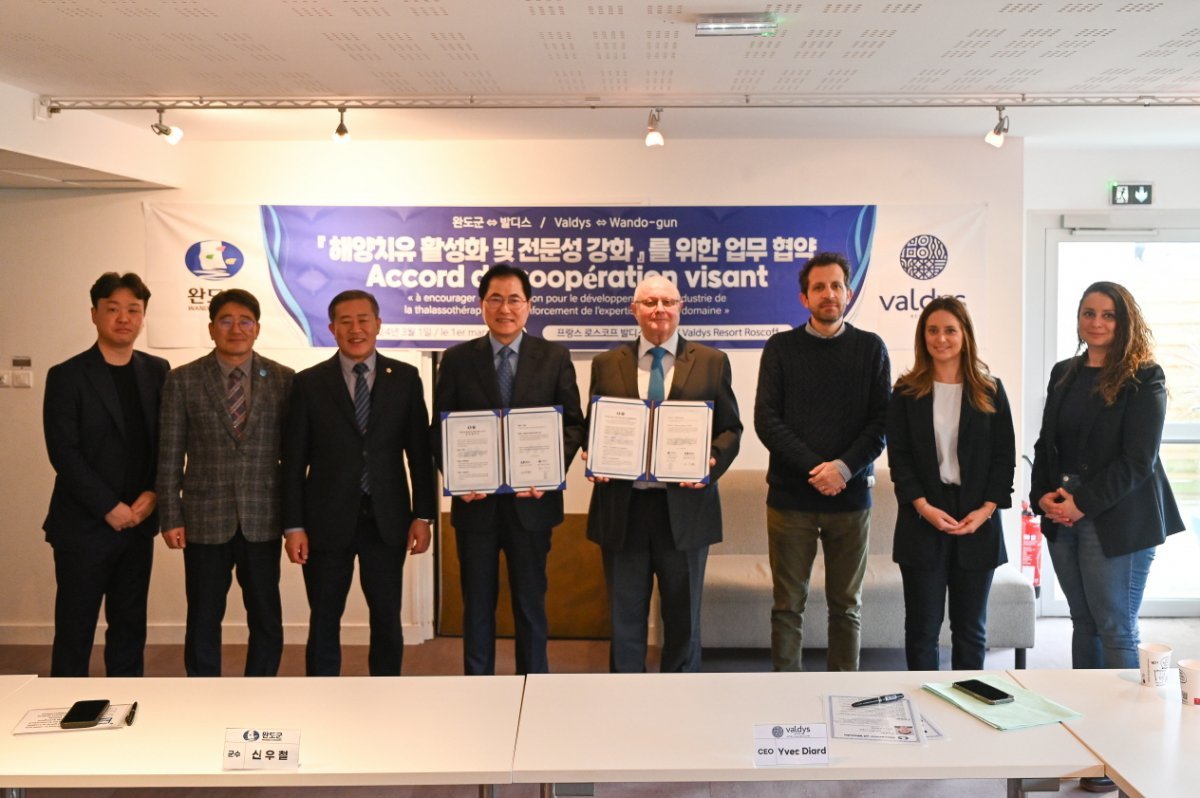 완도군이 지난 1일 프랑스 해양치유 전문 기업인 발디즈 로스코프 센터에서 해양치유 전문성 강화를 위한 업무 협약을 체결했다. 사진제공ㅣ완도군