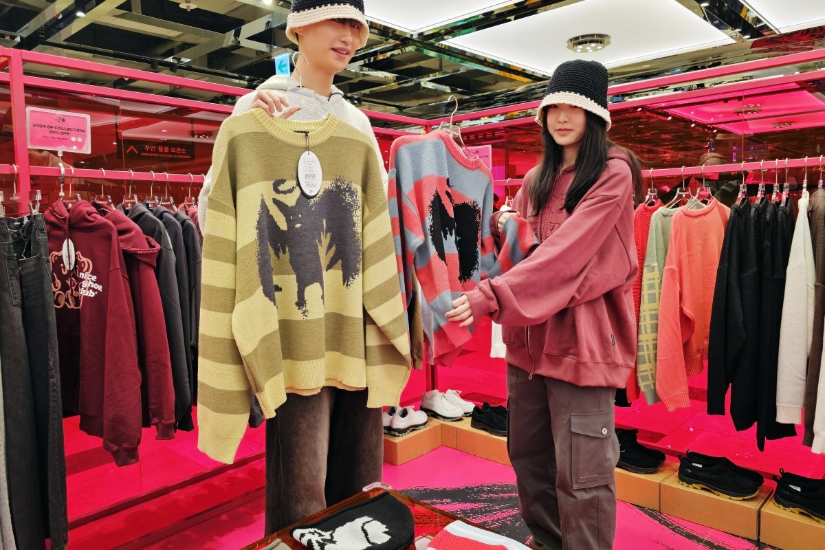 신세계 센텀시티가 오는 7일까지 백화점 지하 2층 하이퍼 그라운드에서 ‘나이스 고스트 클럽’ 팝업을 진행하는 가운데 직원들이 제품을 들고 기념촬영을 하고 있다. 사진제공ㅣ신세계 센텀시티