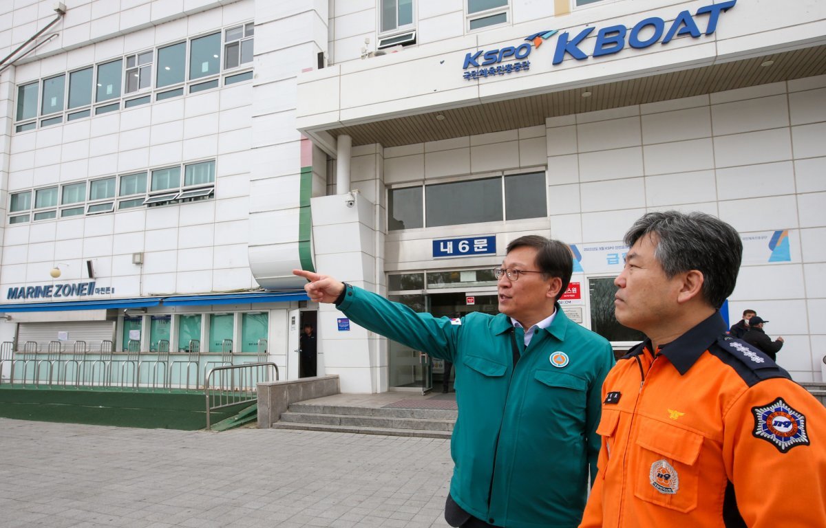 이홍복 경륜경정총괄본부장(왼쪽)과 최덕호 하남소방서장이 2월28일 하남 미사리경정장에서 소방 안전분야 합동 안전점검을 하고 있다. 사진제공|서울올림픽기념국민체육진흥공단