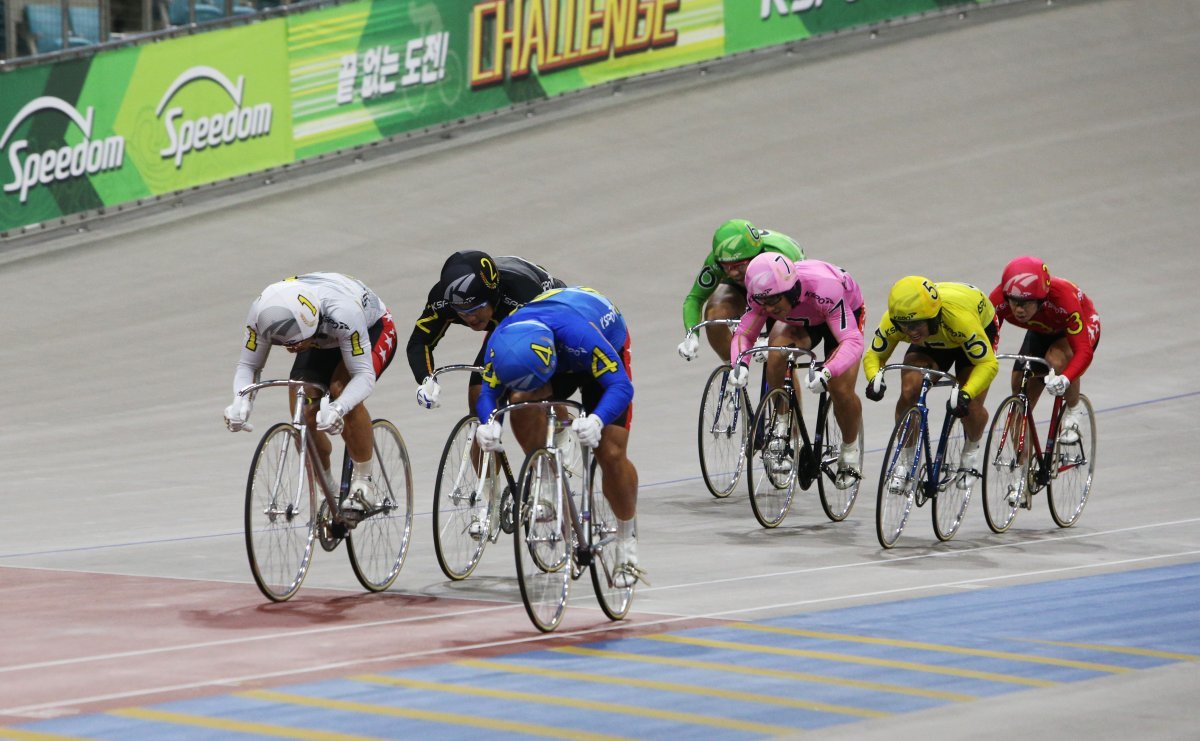광명스피돔에서 선수들이 결승선을 향해 전력질주 하고 있다. 슈퍼특선(SS급)은 일부 강자들 독무대로 여겨지던 등급에서 가장 경쟁이
 치열한 등급으로 변해 버렸다. 결승전을 통과할 때까지 거의 일자주행으로 마무리되던 모습은 볼 수 없고 이제는 매 경주 선행 
다툼, 젖히기, 마크, 추입 등 반전의 연속이 벌어지고 있다. 사진제공｜서울올림픽기념국민체육진흥공단