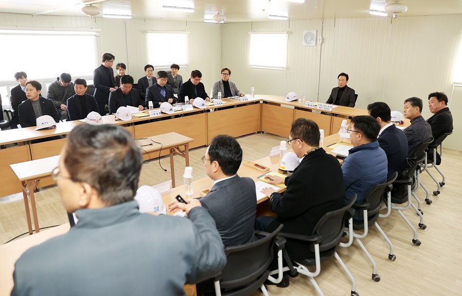 지난 4일 충북도의회는 해빙기를 맞아 의회 청사와 도청 별관 신축공사 현장에 대한 안전점검을 실시했다. 사진제공ㅣ충북도의회