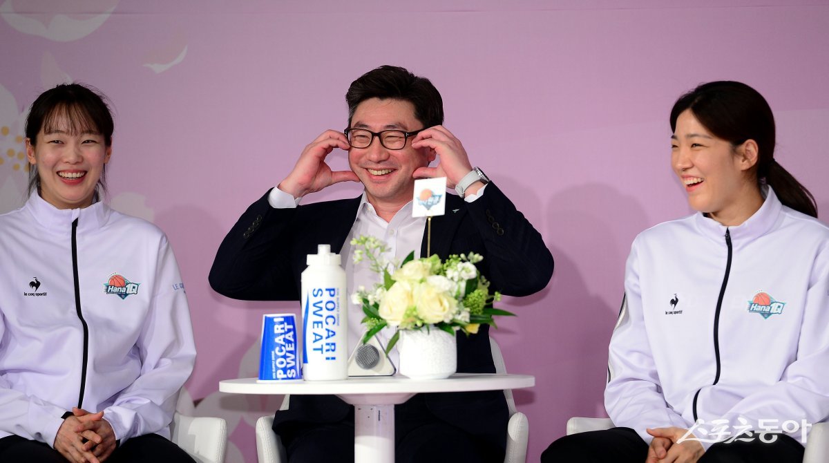 5일 서울 마포구 상암동 스탠포드호텔에서 ‘우리은행 우리 WON 2023-2024 여자프로농구’ 포스트시즌 미디어데이가 열렸다. 하나원큐 김도완 감독이 볼하트를 그리고 있다. 김민성 기자 marineboy@donga.com