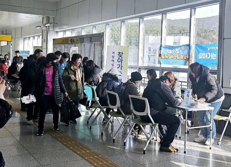 부산 기장군이 지난달 28일 동해선 기장역에서 제1차 ‘2024년 희망 기장 일자리 버스킹 활동’을 진행하고 있다. 사진제공ㅣ부산 기장군