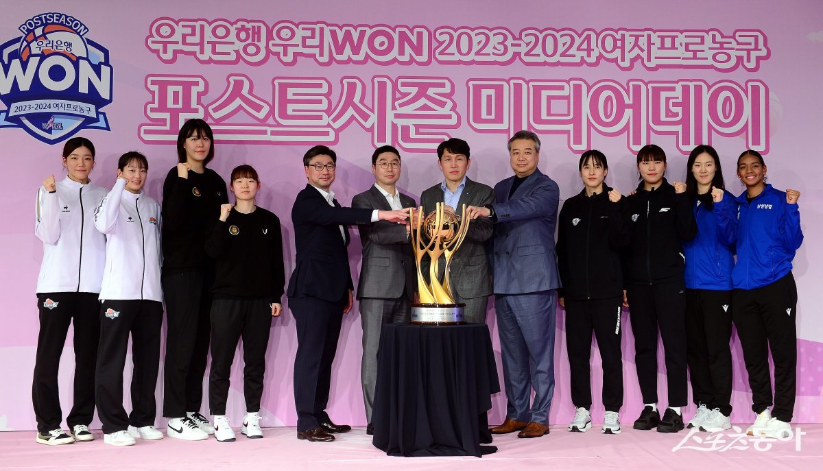 5일 서울 마포구 상암동 스탠포드호텔에서 ‘우리은행 우리 WON 2023-2024 여자프로농구‘ 포스트시즌 미디어데이가 열렸다. 왼쪽부터 양인영, 신지현, 박지수, 허예은, 김도완 감독, 김완수 감독, 위성우 감독, 임근배 감독, 김단비, 박지현, 배혜윤, 키아나 스미스가 우승 트로피 앞에서 기념촬영을 하고 있다. 김민성 기자 marineboy@donga.com