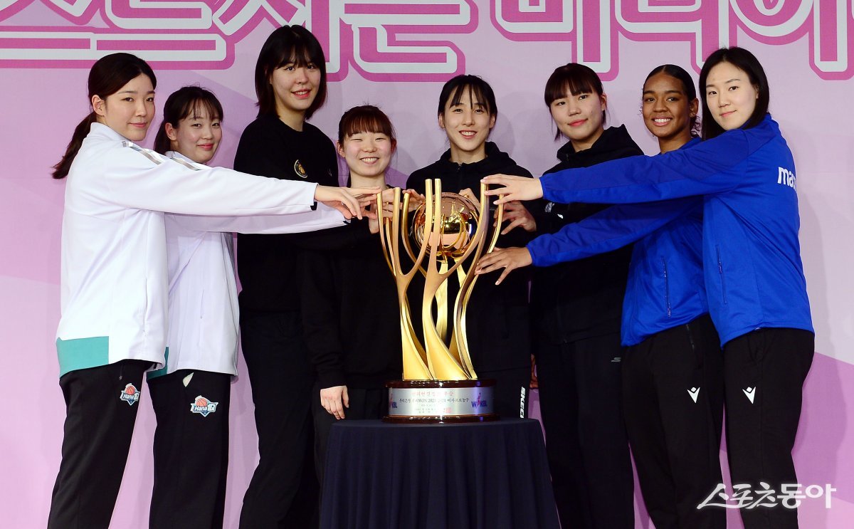 5일 서울 마포구 상암동 스탠포드호텔에서 ‘우리은행 우리 WON 2023-2024 여자프로농구‘ 포스트시즌 미디어데이가 열렸다. 왼쪽부터 양인영, 신지현, 박지수, 허예은, 김단비, 박지현, 키아나 스미스, 배혜윤이 우승 트로피 앞에서 기념촬영을 하고 있다. 김민성 기자 marineboy@donga.com