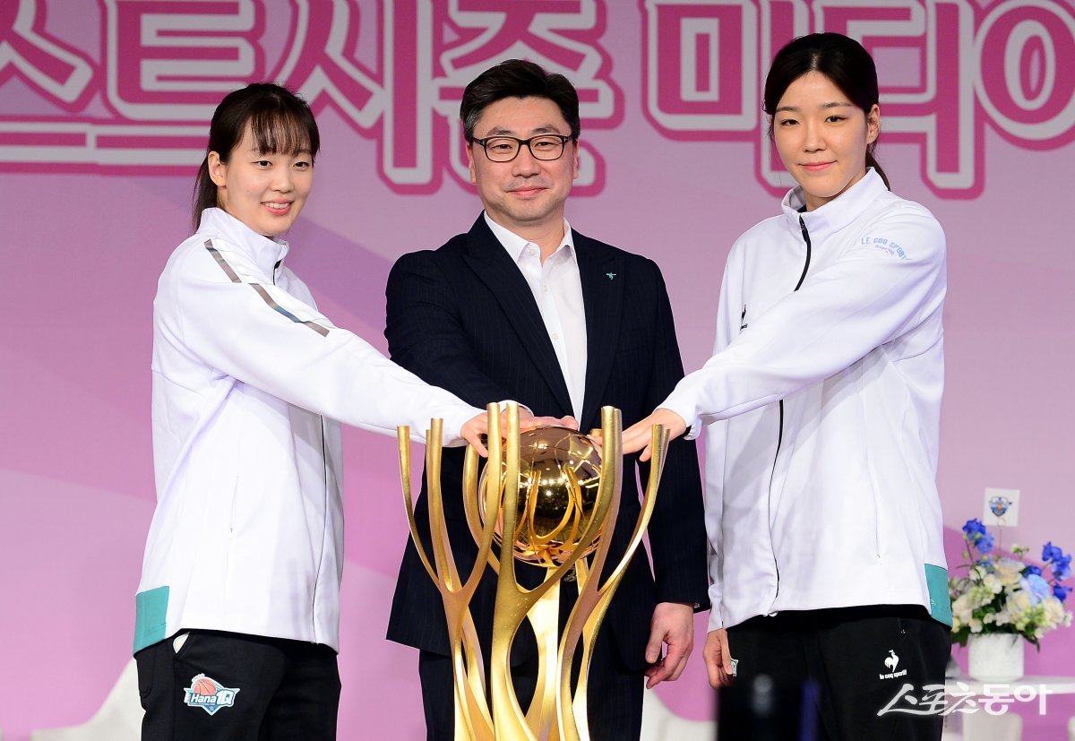 5일 서울 마포구 상암동 스탠포드호텔에서 ‘우리은행 우리 WON 2023-2024 여자프로농구‘ 포스트시즌 미디어데이가 열렸다. 하나원큐 신지현, 김도완 감독, 양인영이 우승 트로피 앞에서 포즈를 취하고 있다. 김민성 기자 marineboy@donga.com