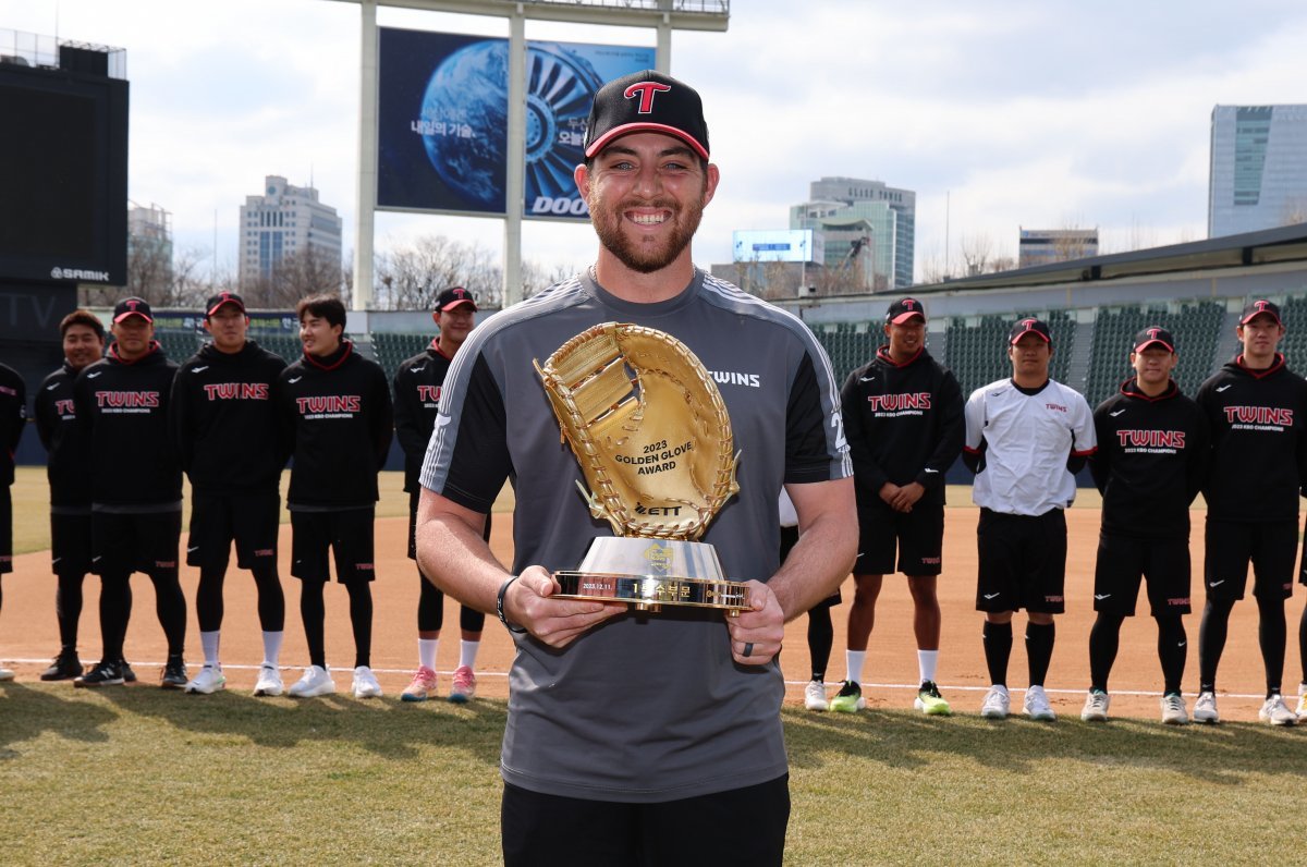 LG 오스틴 딘은 지난 시즌 1루수 골든글러브의 주인공이다. 재계약에 성공한 올 시즌에는 공격뿐 아니라 수비에서도 안정감을 보여주겠다는 의지다. 6일 잠실구장에서 진행된 팀 훈련에 앞서 골든글러브를 들고 포즈를 취한 오스틴.