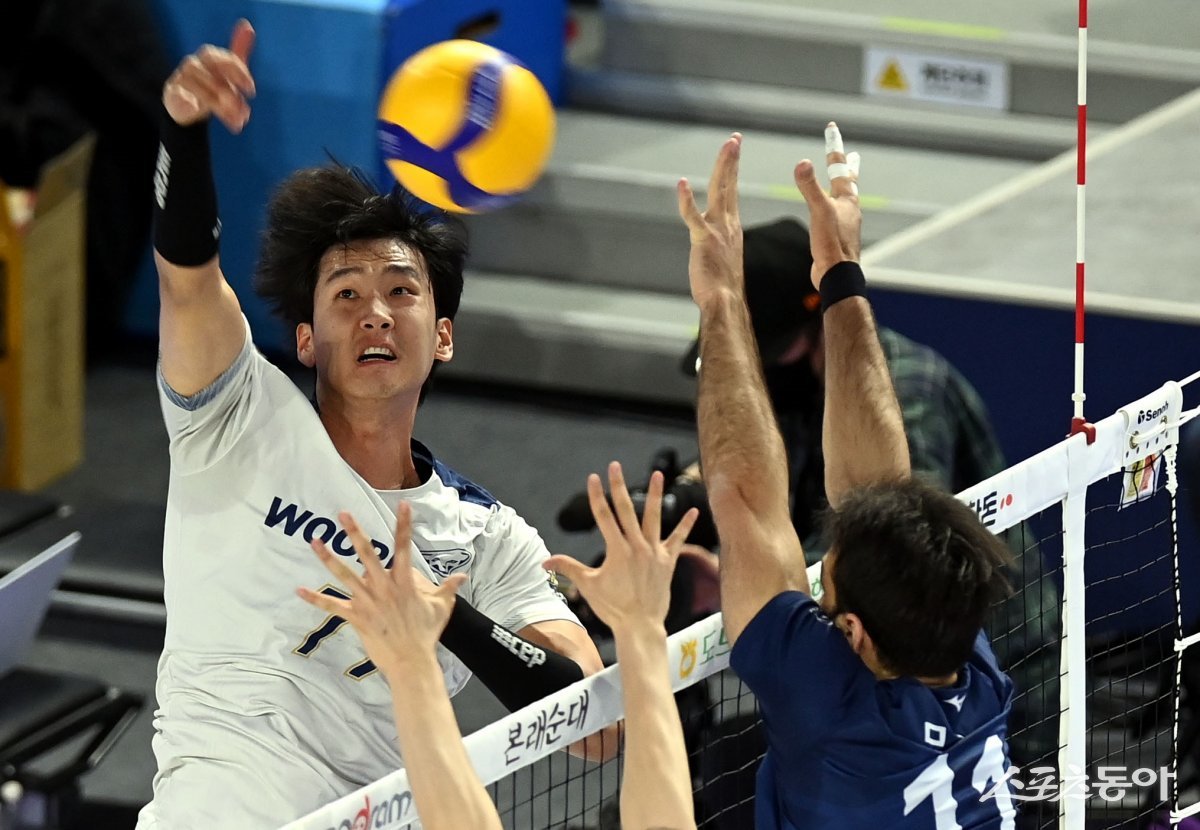 6일 인천 계양체육관에서 ‘2023-2024 도드람 V리그’ 인천 대한항공과 서울 우리카드의 남자부 경기가 열렸다. 우리카드 
송명근이 대한항공 블로커를 피해 스파이크를 날리고 있다. 인천 | 김민성 기자 marineboy@donga.com