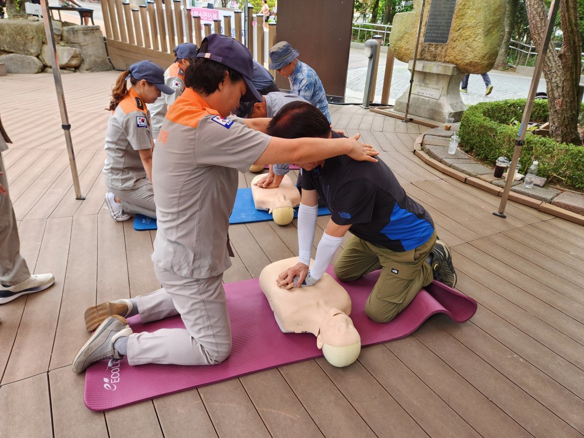 지난해 어린이대공원에서 열린 시민안전 문화체험 행사에서 시민이 심폐소생술을 체험하고 있다. 사진제공ㅣ부산시설공단