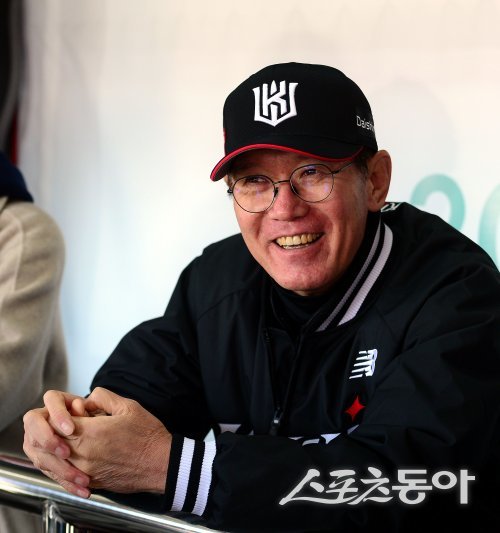 10일 경기도 수원 KT위즈파크에서 ‘2024 신한 SOL 뱅크 KBO리그‘ KT 위즈와 LG 트윈스의 시범경기가 열린다. 경기 전 KT 이강철 감독이 인터뷰를 하고 있다. 수원 | 김민성 기자 marineboy@donga.com