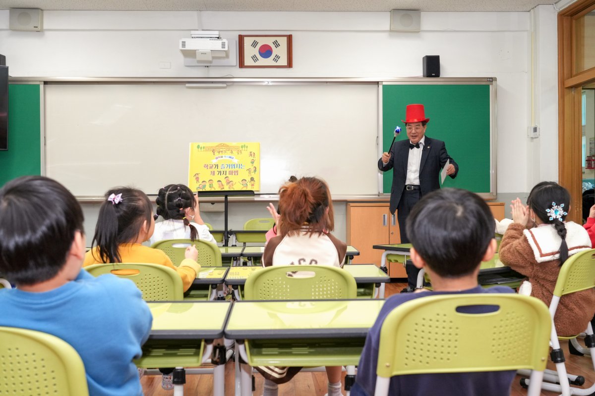 하윤수 부산시교육감이 지난 7일 오후 사상구 모덕초를 방문해 늘봄프로그램 재능기부를 하고 있다. 사진제공ㅣ부산시교육청