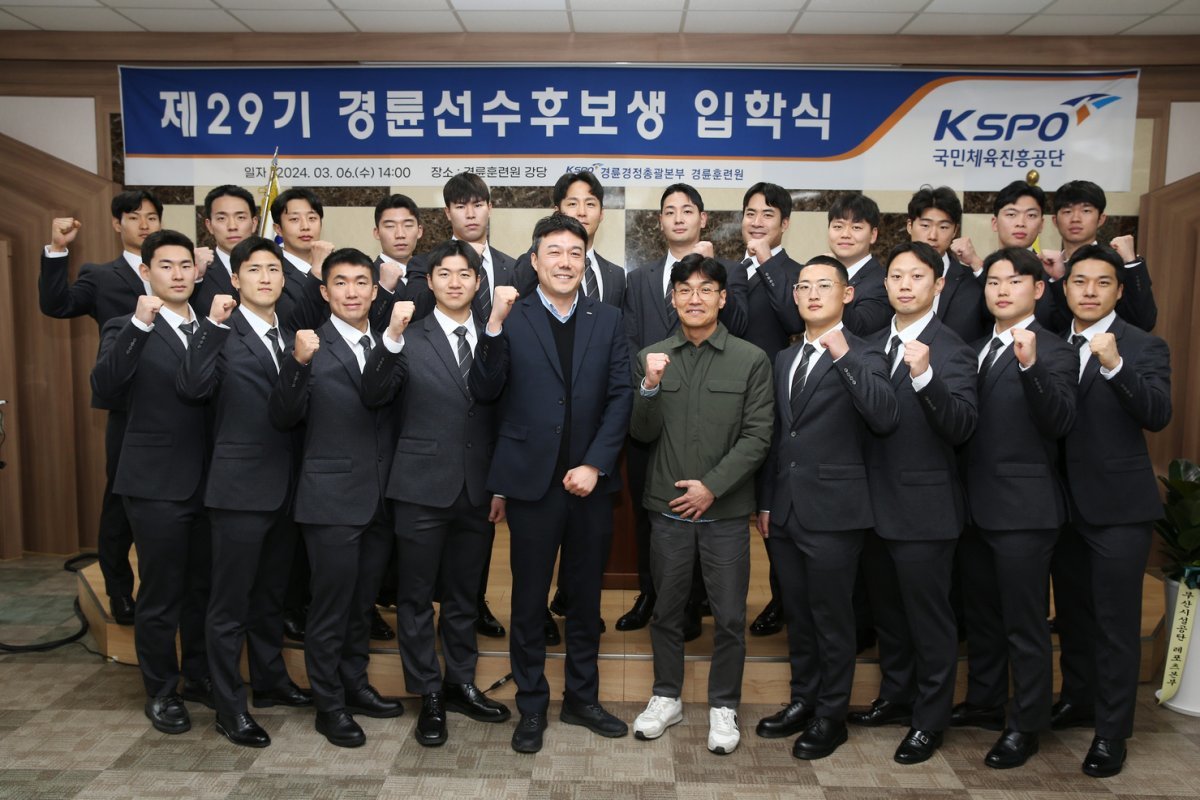 제29기 경륜 선수 후보생 입학식에서 경륜경정총괄본부 관계자와 후보생들이 입학식 종료 후 기념사진을 촬영하고 있다.
사진제공 | 서울올림픽기념국민체육진흥공단