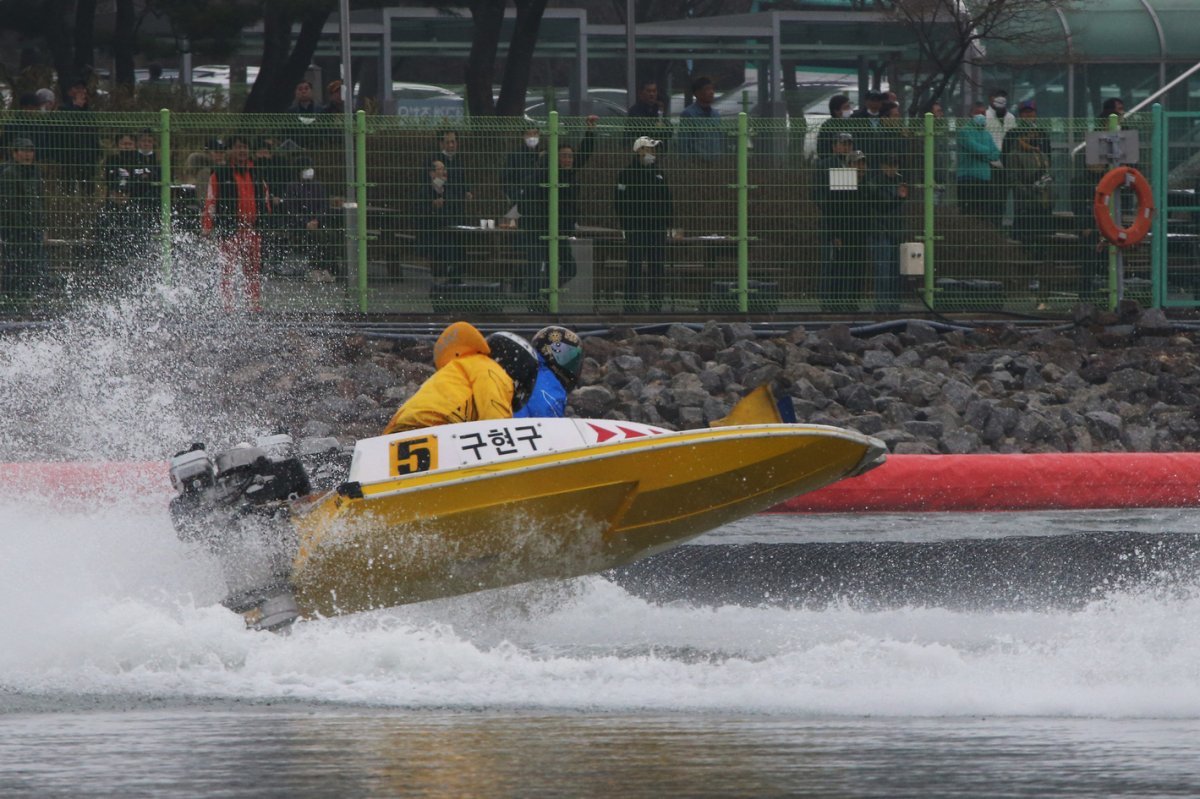 미사리경정장에서 출전 선수가 거센 바람을 뚫고 턴마크를 선회하고 있다. 사진제공｜서울올림픽기념국민체육진흥공단
