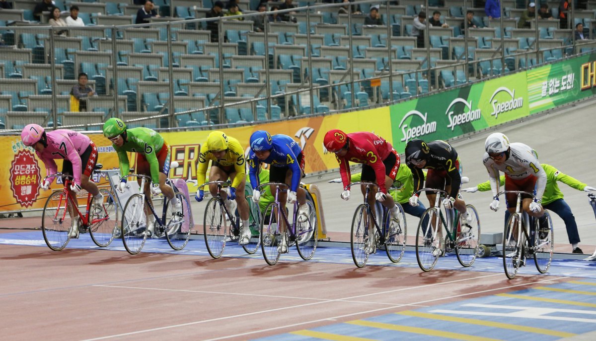광명스피돔에서 특선급 선수들이 경주를 출발하고 있다. 특선급에서 최근 1진급과 2진급의 경계가 서서히 무너지고 있고, 3진급의 
선수들의 도전이 거세어지고 있다. 이런 상황에서 요즘 경륜 팬들의 주목을 받고 있는 선수들이 있다. 
사진제공｜서울올림픽기념국민체육진흥공단