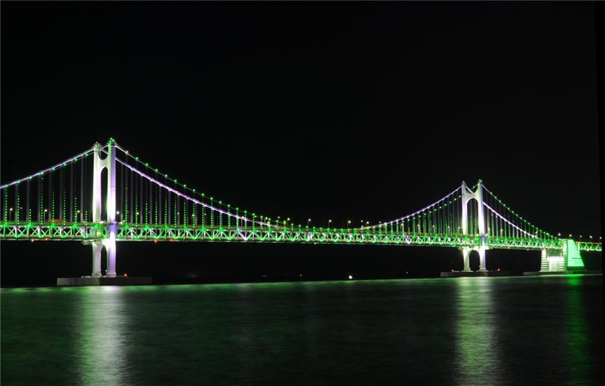 지난 2021년 ‘세계 녹내장 주간 캠페인’을 맞아 녹색 점등을 밝힌 광안대교 전경 사진. 사진제공ㅣ부산시설공단