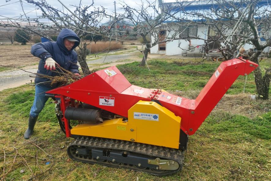 한 농가에서 농업인이 영농부산물을 파쇄하고 있다. 사진제공ㅣ부산시