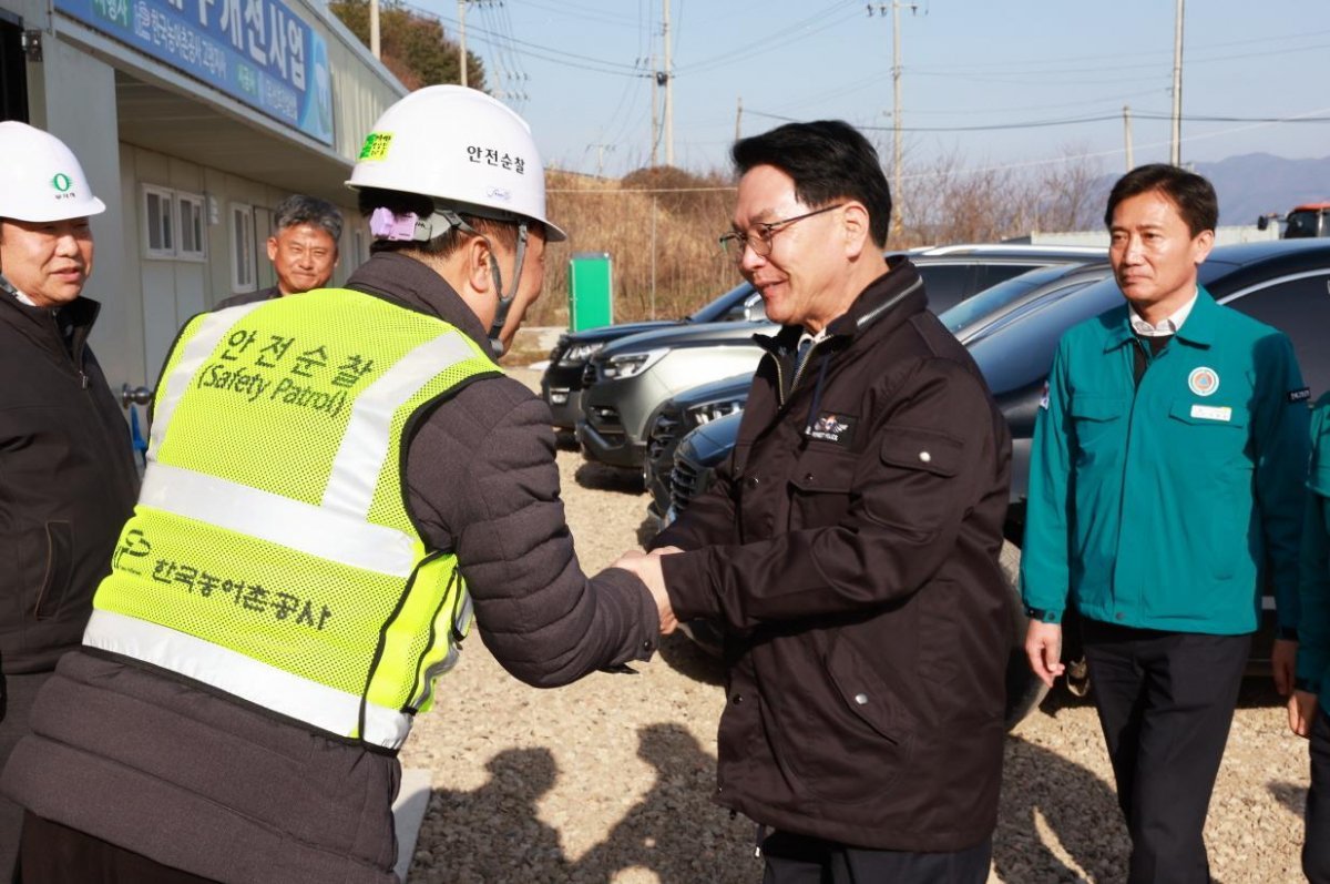 강남지구 배수개선 사업지를 찾아 현장 관계자를 격려하고 있는 심덕섭 고창군수. 사진제공ㅣ고창군