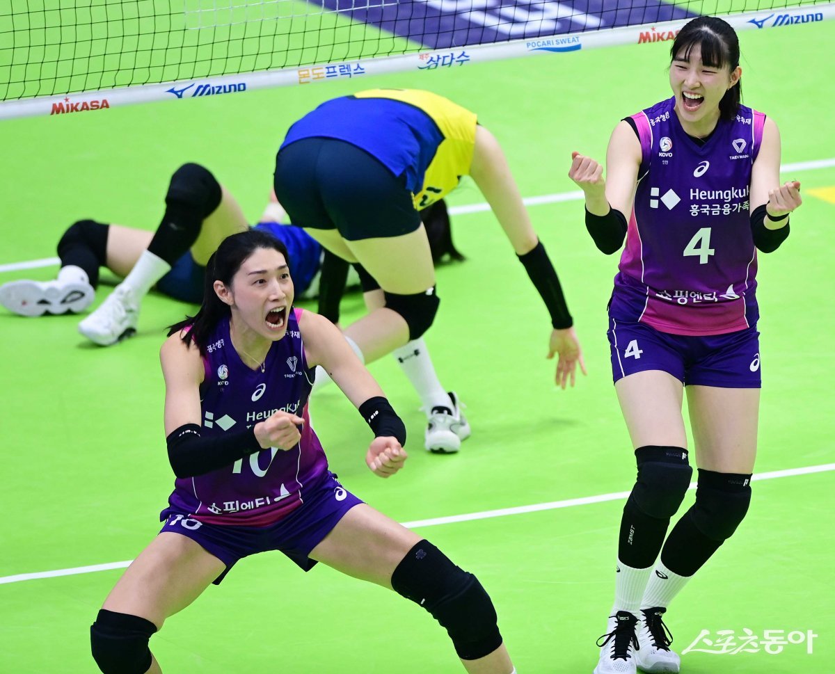 12일 경기도 수원체육관에서 열린 ‘도드람 2023-2024 V리그’ 여자부 수원 현대건설과 인천 흥국생명의 경기에서 블로킹 득점에 성공한 흥국생명 김연경과 김주아가 포효하고 있다. 수원 | 주현희 기자 teth1147@donga.com