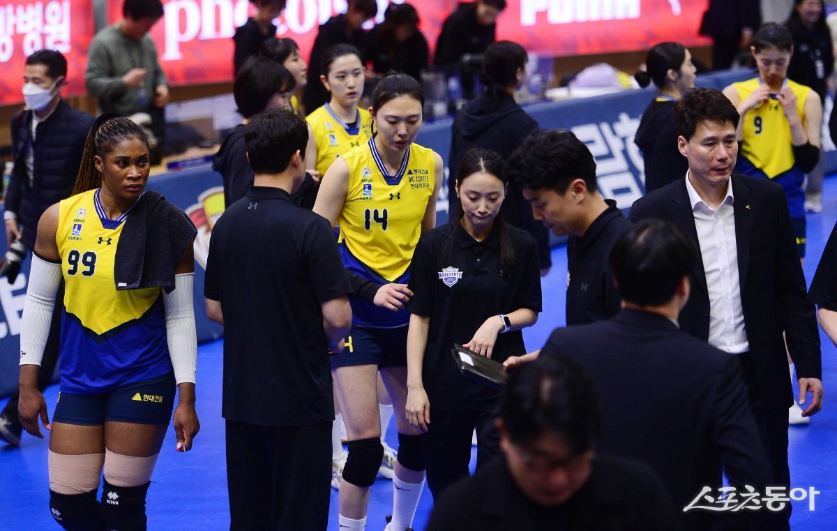 12일 경기도 수원체육관에서 열린 ‘도드람 2023-2024 V리그’ 여자부 수원 현대건설과 인천 흥국생명의 경기에서 세트스코어 0-3으로 패한 현대건설 선수들이 아쉬워하고 있다. 수원 | 주현희 기자 teth1147@donga.com