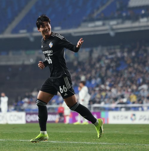 홍명보 감독이 이끄는 울산이 12일 울산문수경기장에서 열린 전북과 2023∼2024시즌 ACL 8강 2차전에서 1-0으로 이겼다. 전반 추가시간 루빅손의 크로스를 오른발 슛으로 연결해 골망을 흔든 설영우. 사진제공 | 한국프로축구연맹