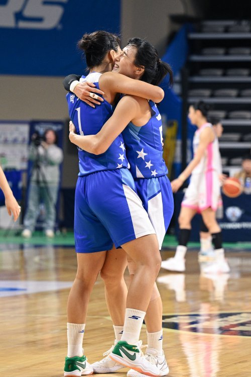 우리은행이 12일 아산이순신체육관에서 열린 삼성생명과 4강 PO 2차전에서 박지현(왼쪽)의 트리플 더블을 앞세워 70-57로 이겼다. 승리 후 김단비와 포옹하는 박지현. 사진제공 | WKBL