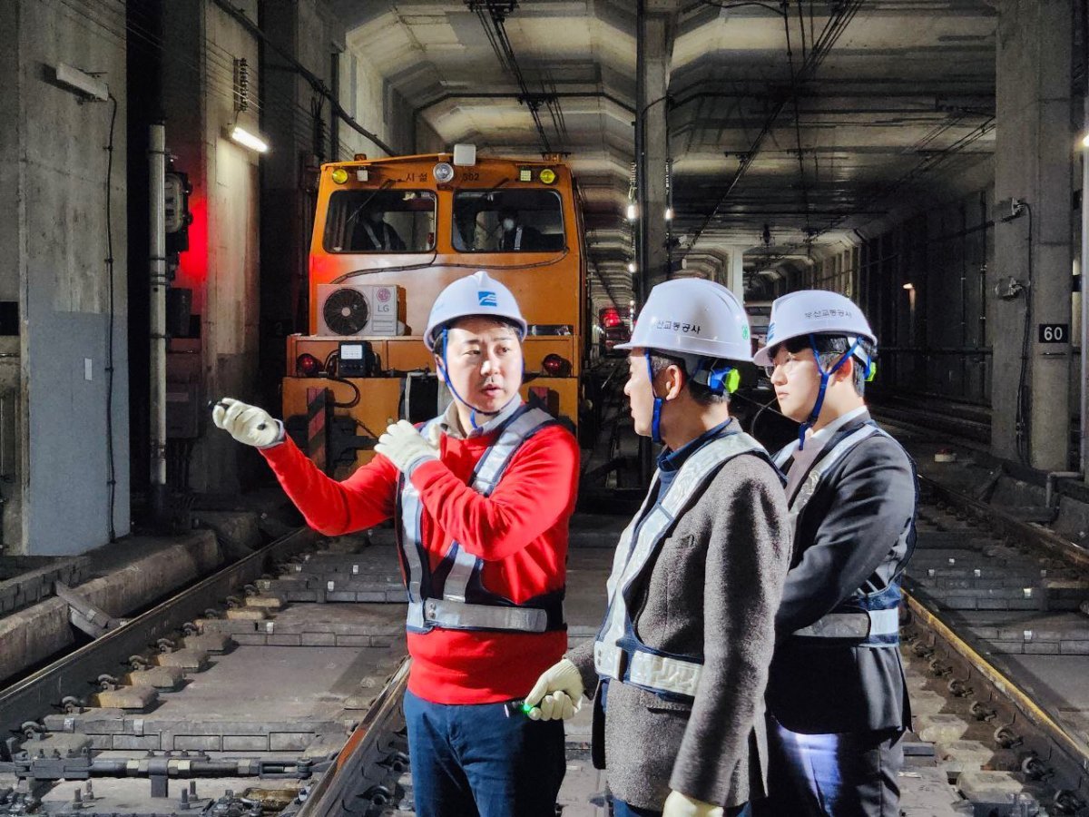 국민의힘 장예찬 수영구 국회의원 후보(맨 왼쪽)가 지난 12일 오전 1시 부산도시철도 3호선 수영역 안전 점검을 하고 있는 모습. 사진제공ㅣ장예찬 후보 캠프