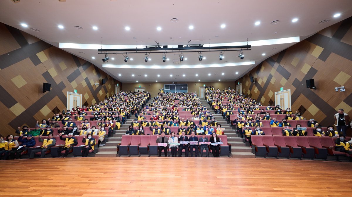 강수현 양주시장이 13일 경기섬유종합지원센터 대강당에서 양주시 회천노인복지관주관 ‘2024년 노인 일자리 및 사회활동 지원사업에서 축사를 하고 있다. 사진제공ㅣ양주시