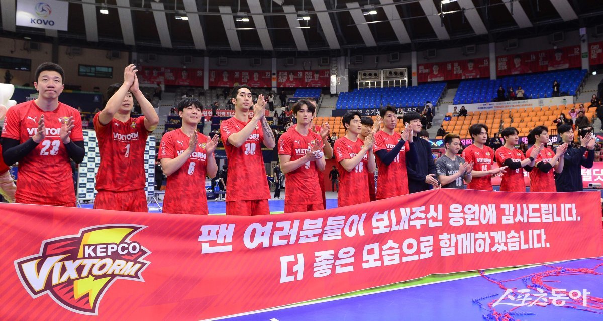 13일 경기도 수원체육관에서 열린 ‘도드람 2023-2024 V리그’ 남자부 수원 한국전력과 대전 삼성화재의 경기에서 세트스코어 3-1로 승리한 한국전력 선수들이 팬들에게 인사하고 있다. 수원 | 주현희 기자 teth1147@donga.com