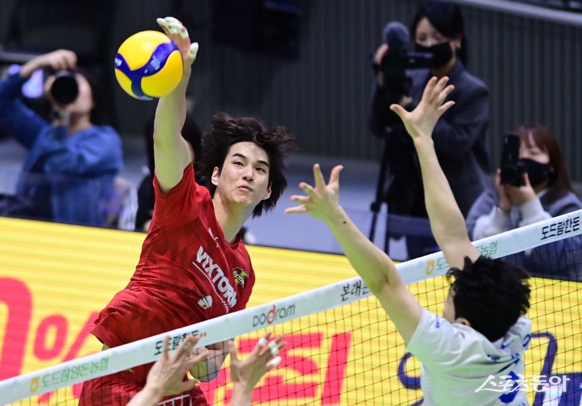 13일 경기도 수원체육관에서 열린 ‘도드람 2023-2024 V리그’ 남자부 수원 한국전력과 대전 삼성화재의 경기에서 한국전력 
임성진이 삼성화재 블로커 앞에서 스파이크를 하고 있다. 수원 | 주현희 기자 teth1147@donga.com