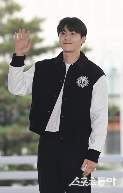 배우 김선호가 올해 말 방송 예정인 ‘폭군’으로 드라마에 복귀한다. 이에 앞서 예능프로그램과 뮤직비디오 출연으로 활동 반경을 넓히고 있다. 스포츠동아 DB