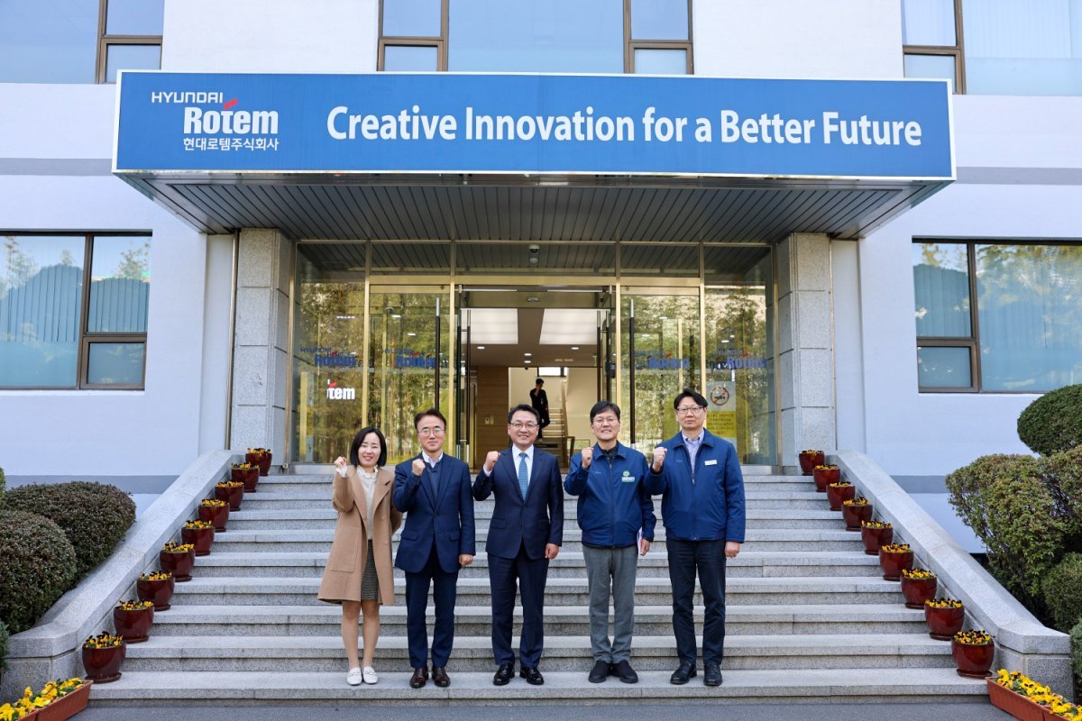 장웅요 부산본부세관장(가운데)이 13일 오후 현대로템㈜ 창원공장을 방문한 가운데 관계자들과 기념촬영을 하고 있다. 사진제공ㅣ부산본부세관